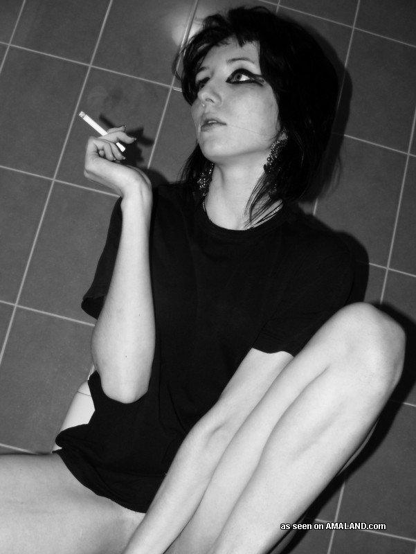 Fotos de una chica gótica traviesa posando desnuda en el baño
 #60638360