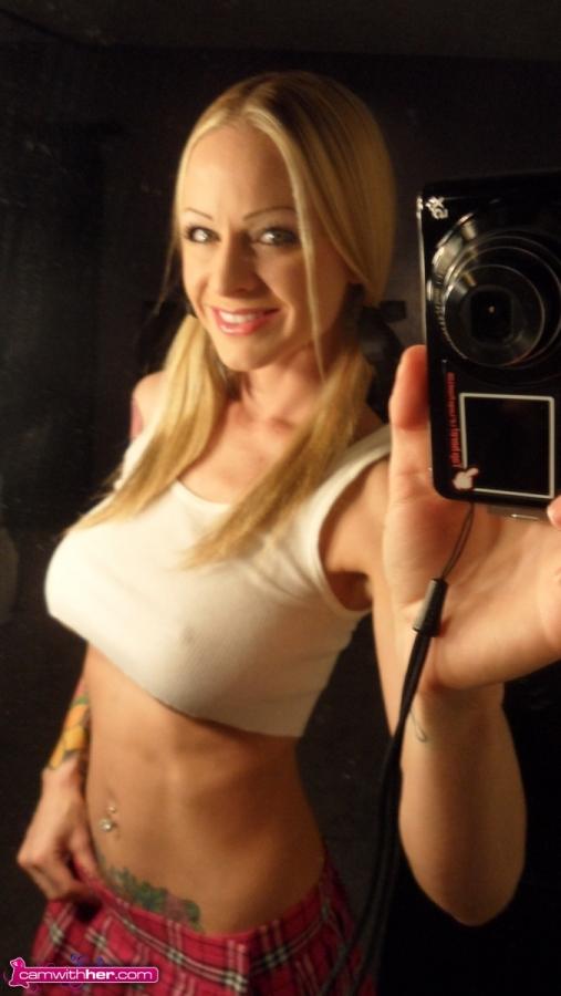 Blonde hottie ashley roberts zieht ihr sexy Schulmädchen-Outfit an und macht Selfies
 #60267501