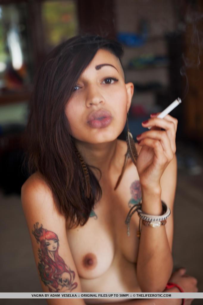 Chica alternativa vagma se desnuda y fuma un cigarrillo
 #60123833