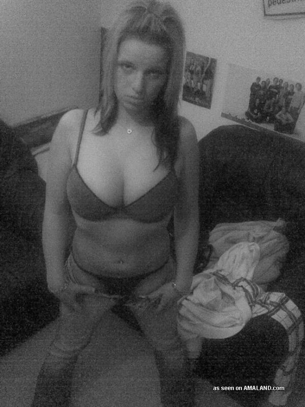 Une nana aux gros seins qui s'amuse à montrer ses seins en webcam
 #60471473