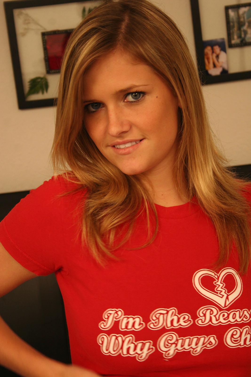 Samantha hängt in ihrem Kirschschlüpfer ab
 #59894521