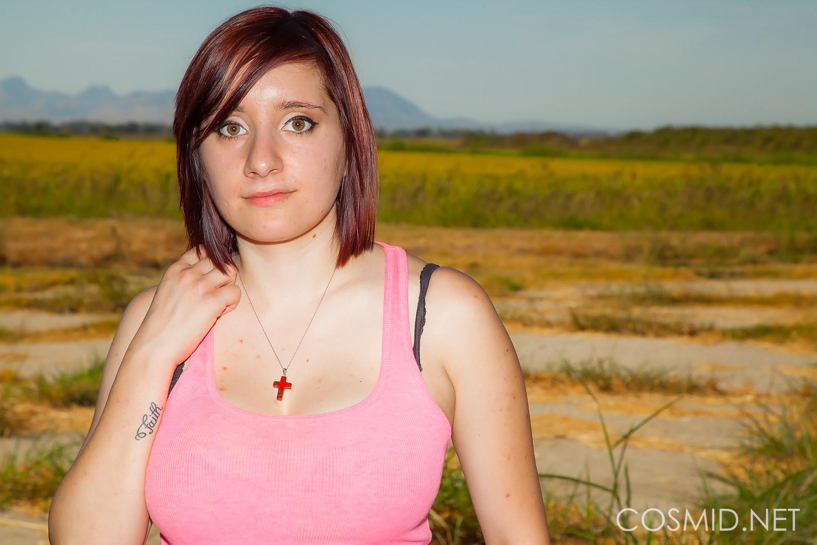 Chelsea bell, ragazza dai capelli rossi, si spoglia fuori nel suo primo set fotografico
 #53765500