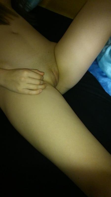 Una linda estudiante de sexo femenino posa desnuda en la cama
 #60914253