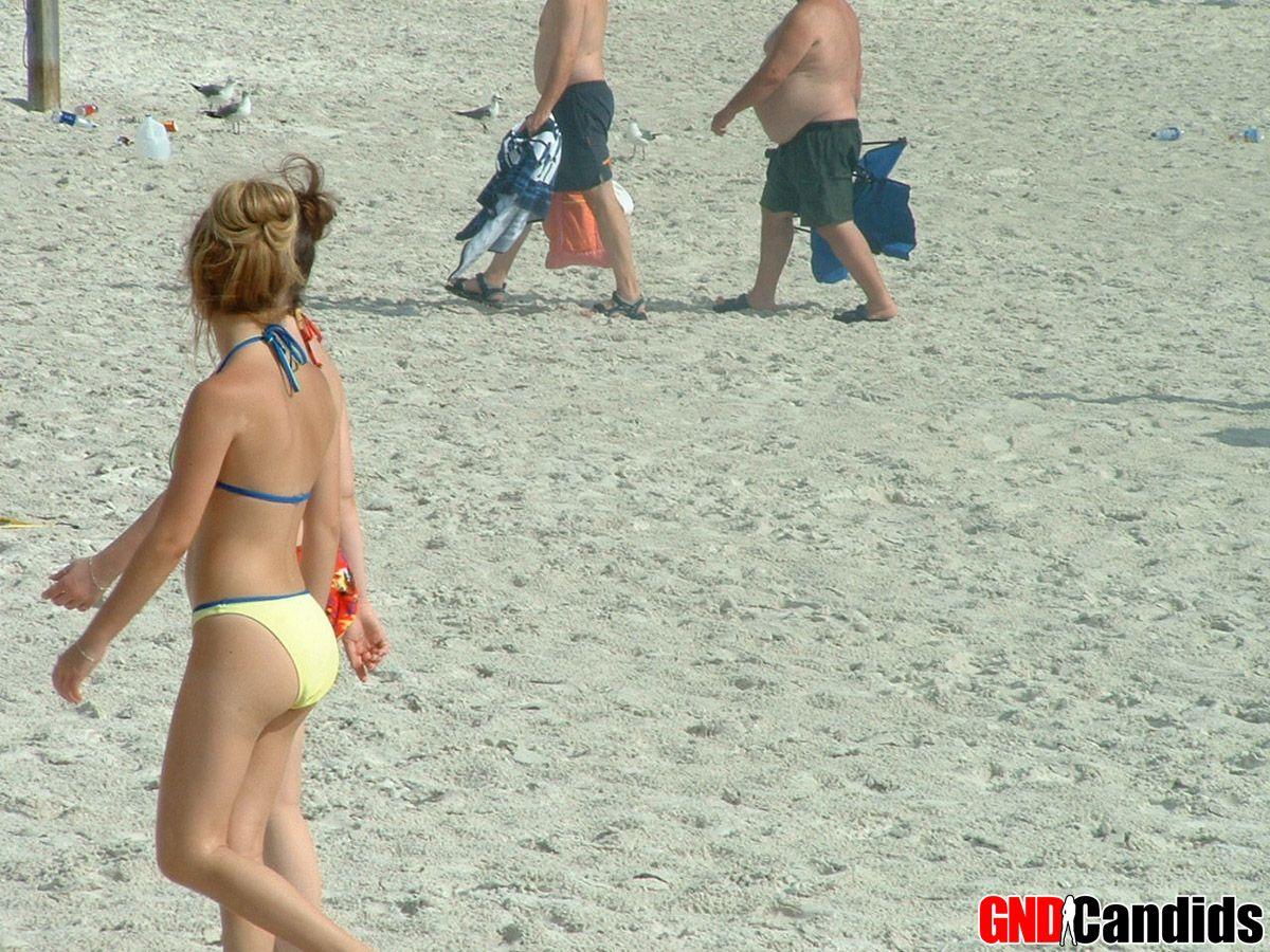 Bilder von Bikini-Teenies am Strand
 #60500044