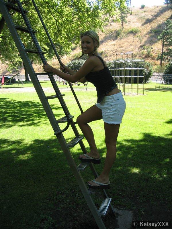 Fotos de kelsey xxx burlándose al aire libre
 #58719442