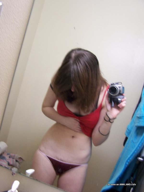 Photos d'une jeune fille brune sexy se prenant en photo
 #60661928
