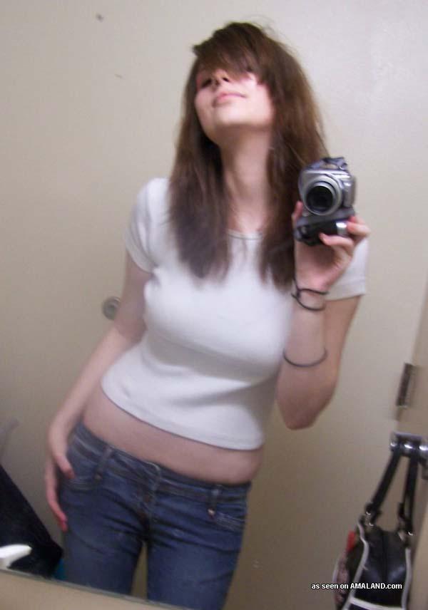 自分の写真を撮るホットブルネットの女の子の写真
 #60661961