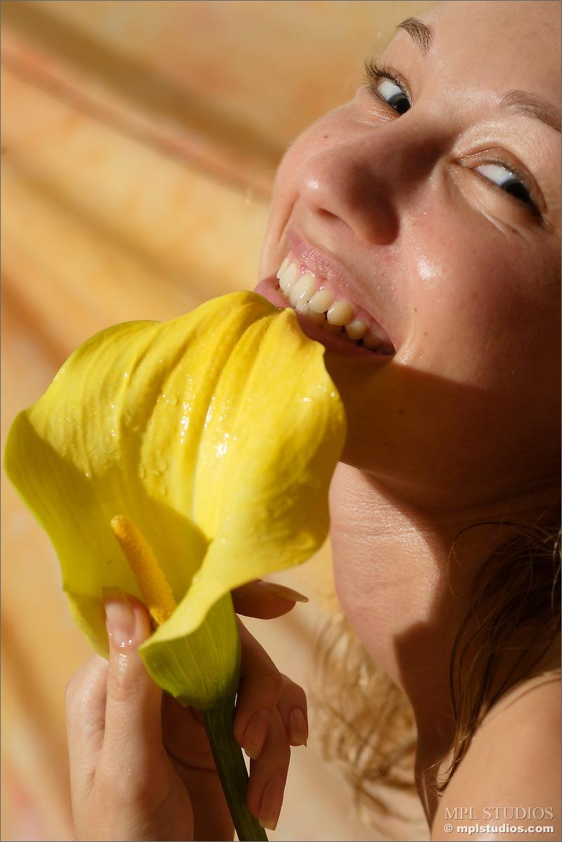 Mpl studios presenta a masha en "calla lily"
 #59435655