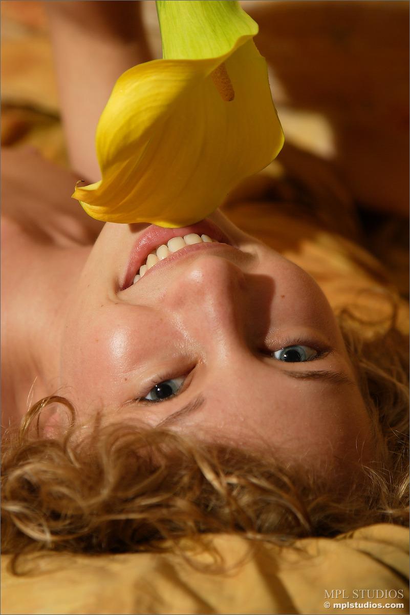 Mpl studios präsentiert masha in "calla lily"
 #59435731
