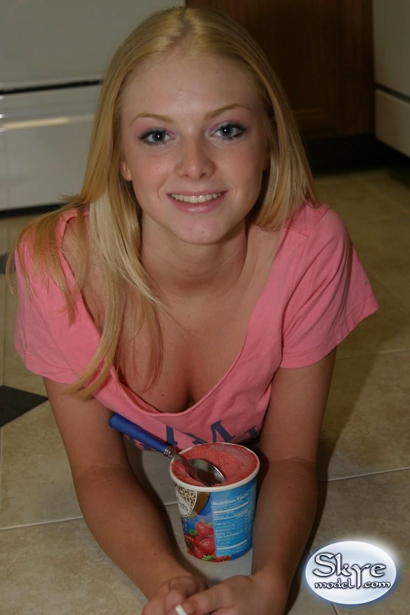 Skye aime taquiner son amie en la laissant regarder sous sa chemise pendant qu'elle mange une glace.
 #59830509