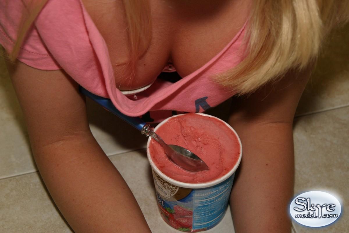 Skye aime taquiner son amie en la laissant regarder sous sa chemise pendant qu'elle mange une glace.
 #59830521