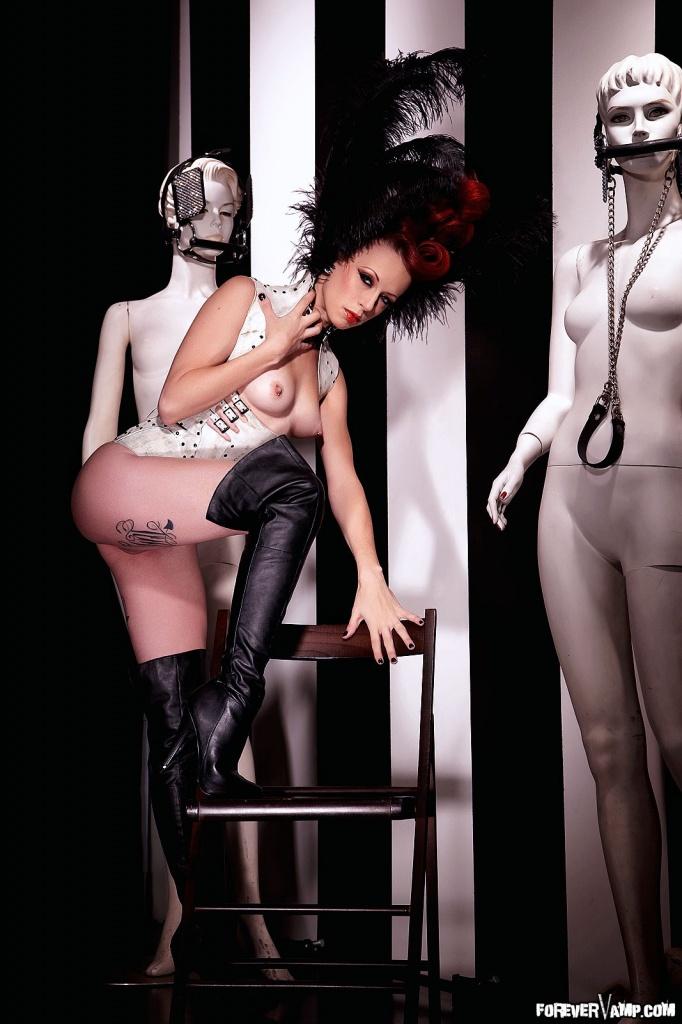 La modella fetish miss crash fa un set artistico con i manequins
 #59581145