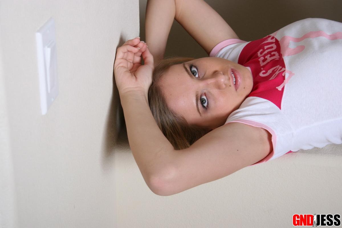 Cute teen jess Streifen aus ihrem Pyjs entblößt ihre engen runden Arsch und frechen Titten
 #54552617