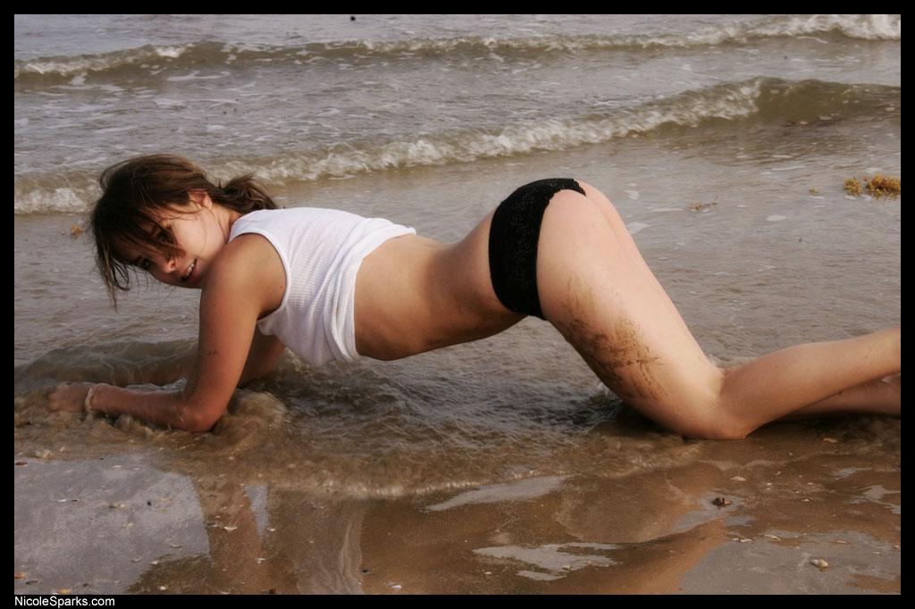 Bilder von nicole sparks, die sich am Strand nass macht
 #59755283