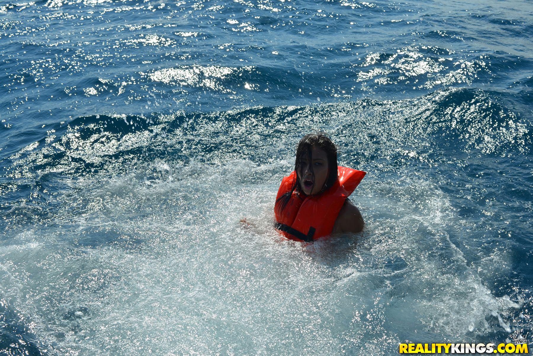 La calda ragazza latina Jade Jantzen si fa scopare il suo culo stretto su una barca
 #55043692