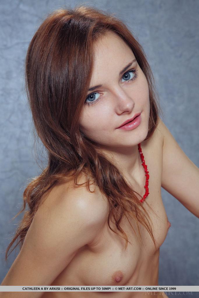Unschuldiges Model cathleen a entblößt ihre Damenteile
 #53718289