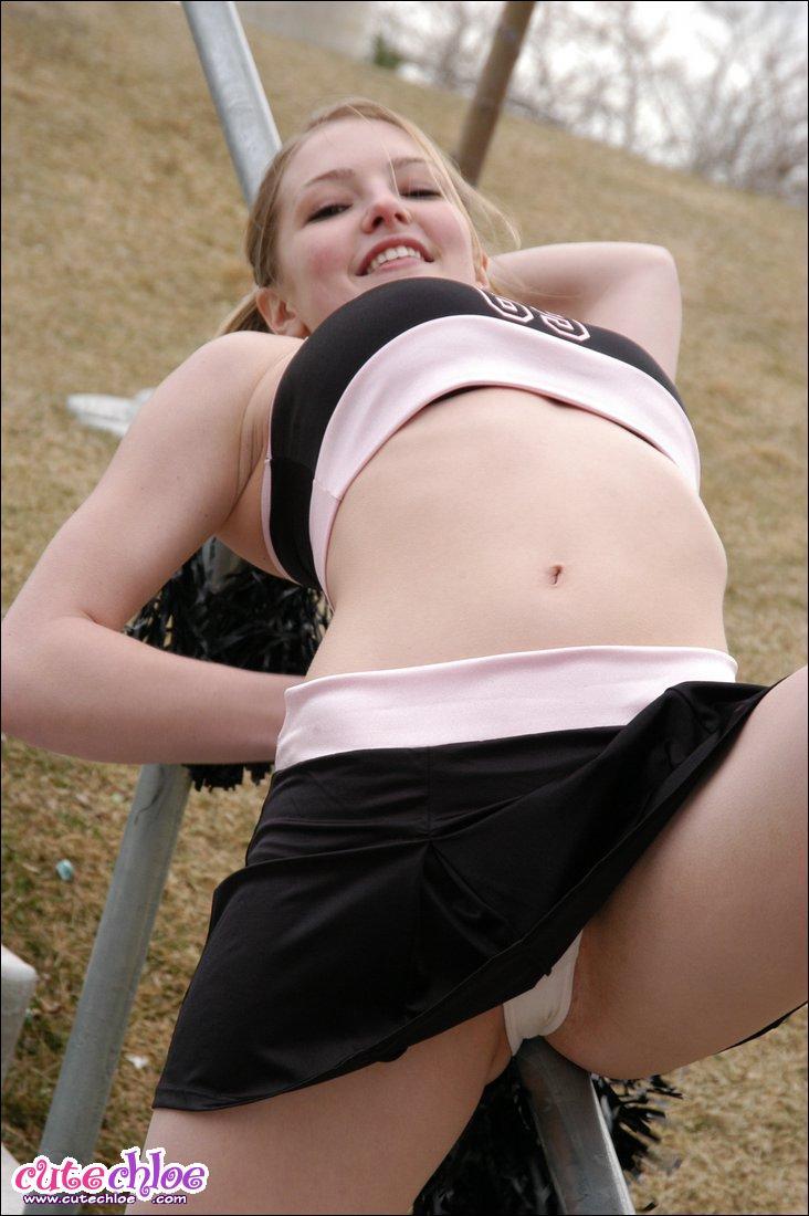 Immagini di una cheerleader calda che ti mostra la sua gonna
 #53898718