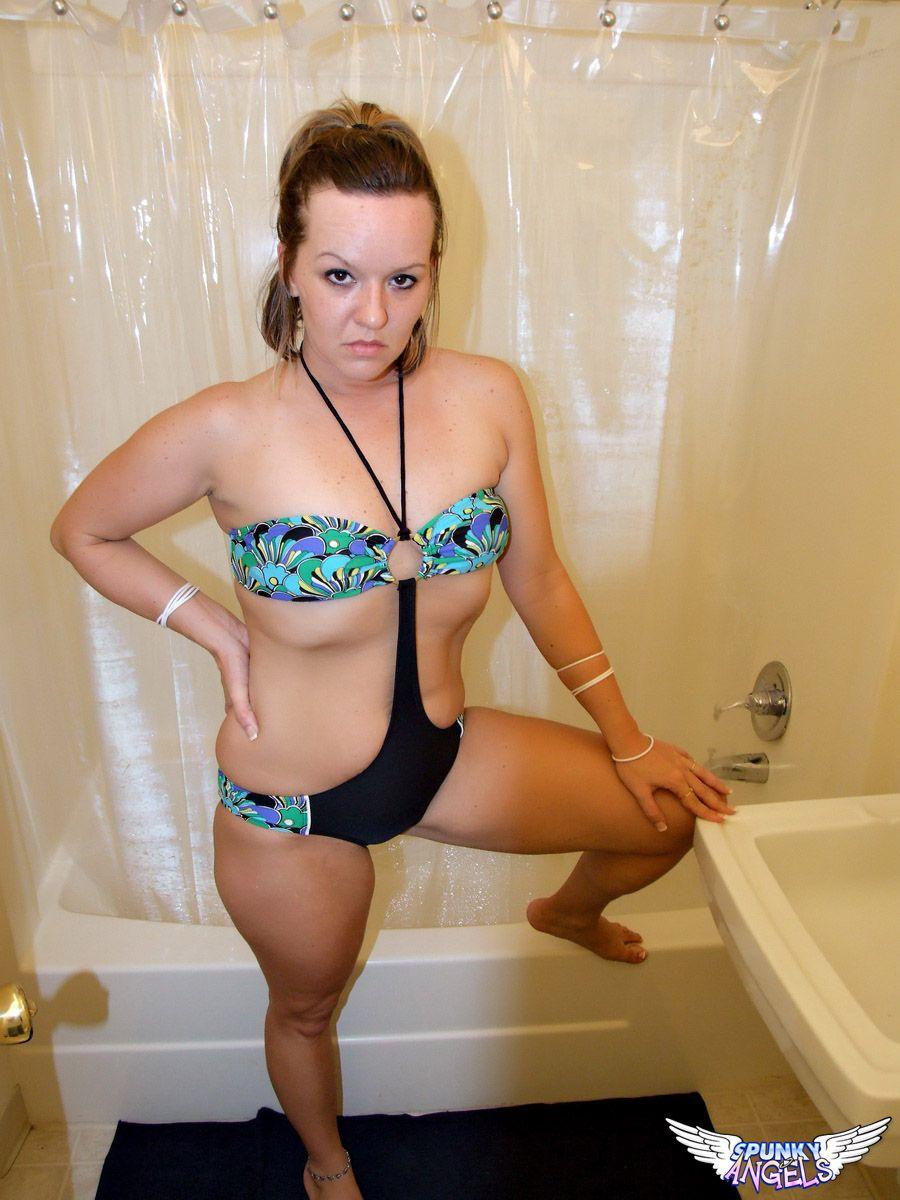 Bilder von Tessa, die sich nackt auszieht und eine Dusche nimmt
 #60814173