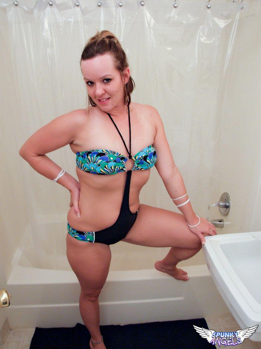 Fotos de tessa desnudandose y tomando una ducha
 #60814189