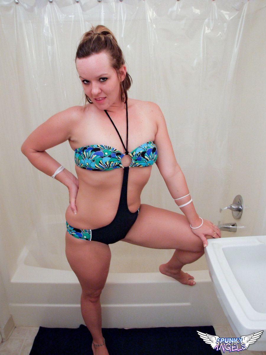 Fotos de tessa desnudandose y tomando una ducha
 #60814207