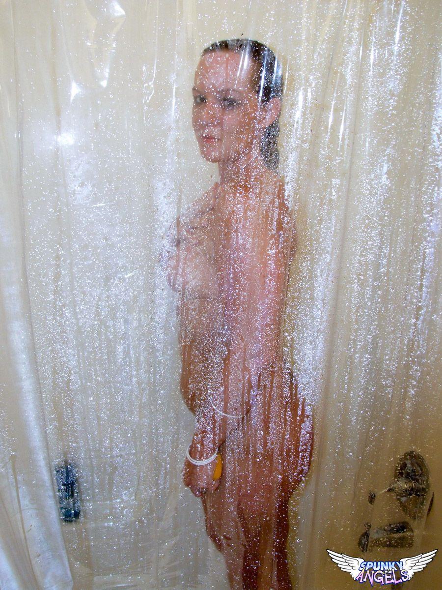 Fotos de tessa desnudandose y tomando una ducha
 #60814440