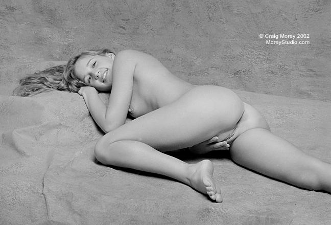 La bella ragazza nikki vi mostra il suo corpo nudo in bianco e nero
 #60628110