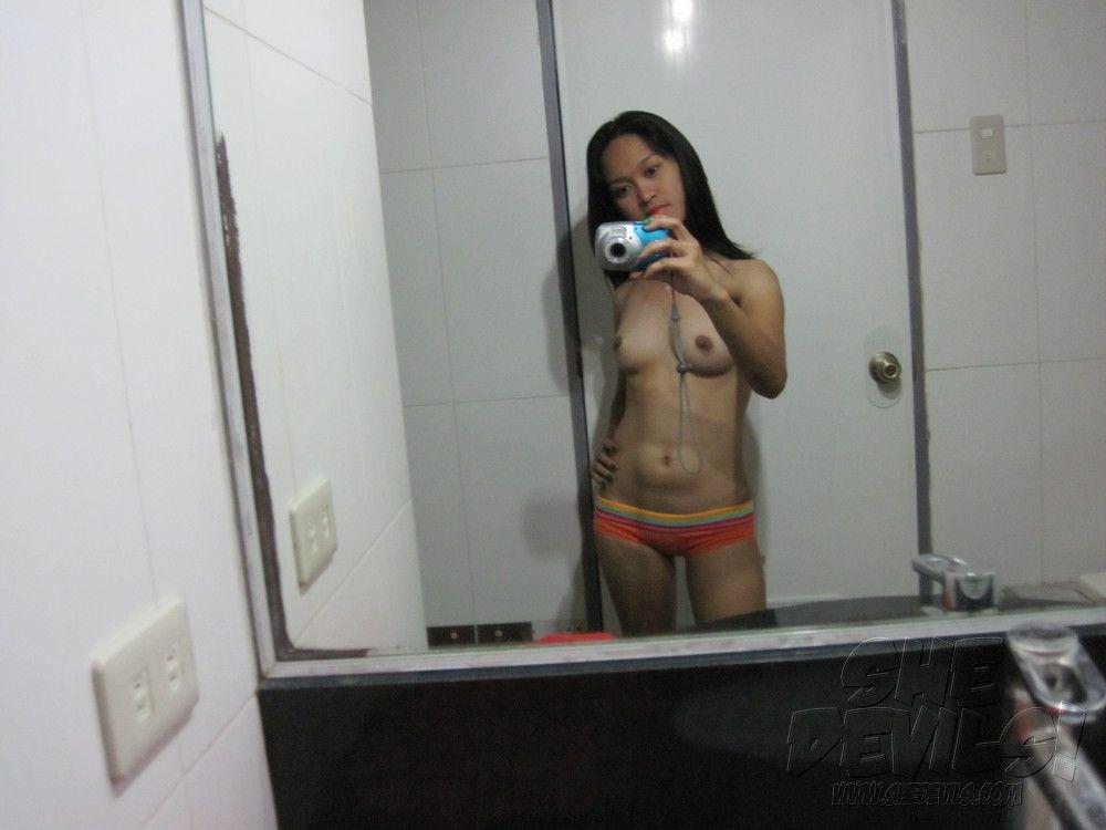Fotos de una joven asiática caliente haciéndose fotos a sí misma
 #60800753
