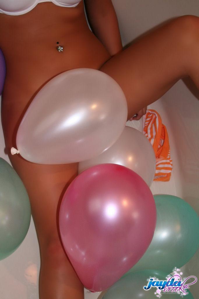 Bilder von jayda brook, die mit Luftballons spielt
 #55164256
