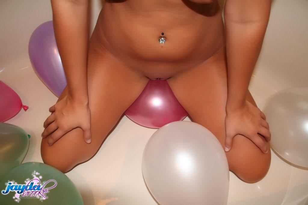 Bilder von jayda brook, die mit Luftballons spielt
 #55164520