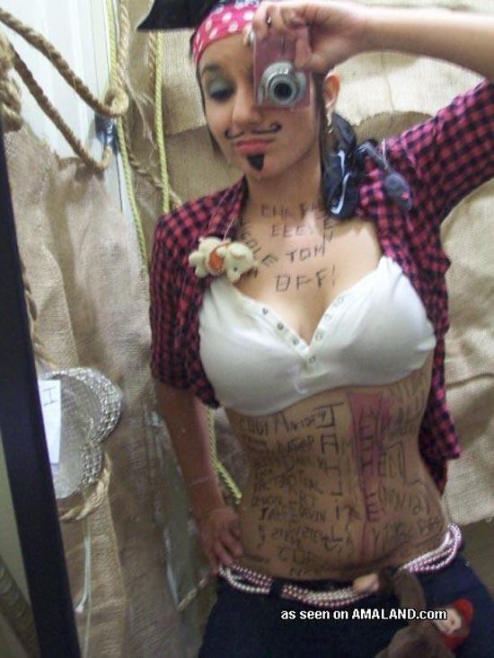 Bella ragazza bruna che si fotografa in costume da pirata
 #60658815