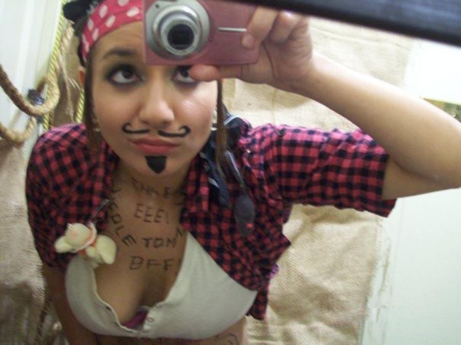 Bella ragazza bruna che si fotografa in costume da pirata
 #60658835