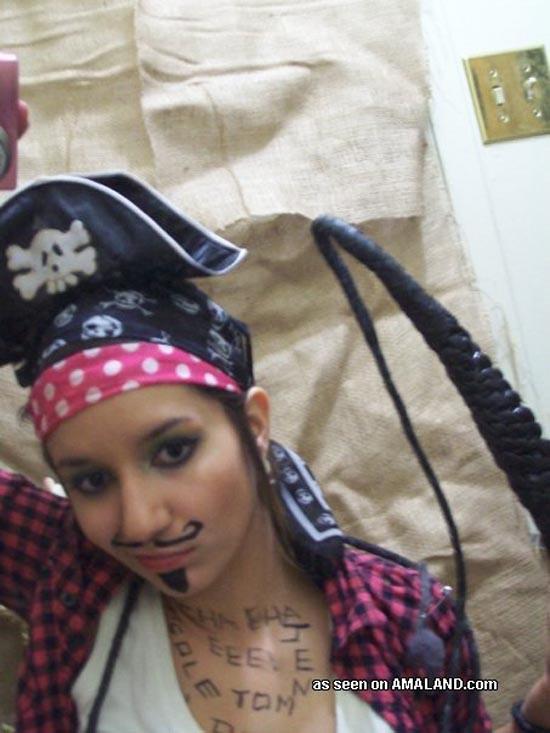 Bella ragazza bruna che si fotografa in costume da pirata
 #60658849