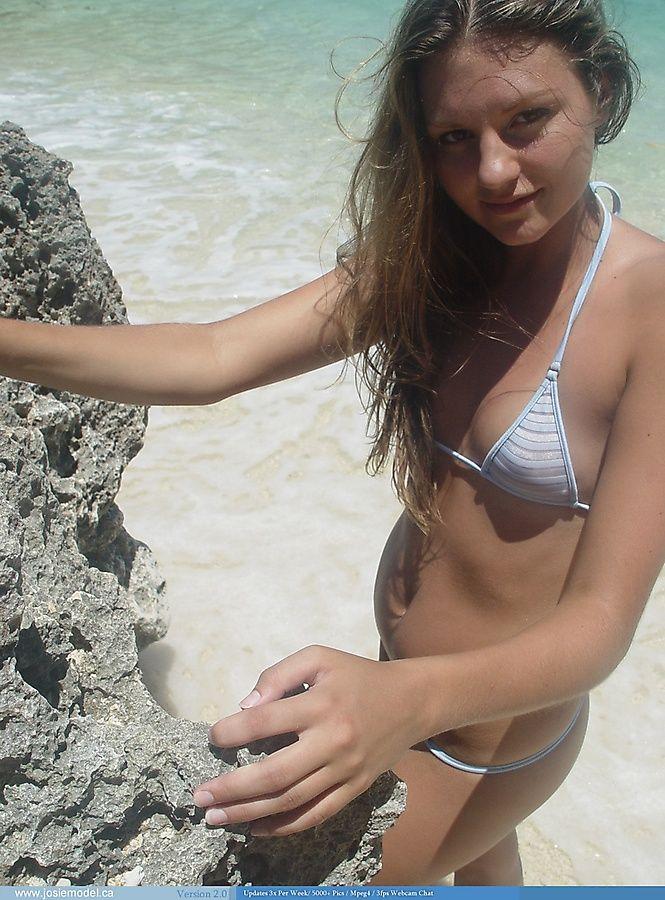 Photos de josie modèle se dénudant sur une plage
 #55665612