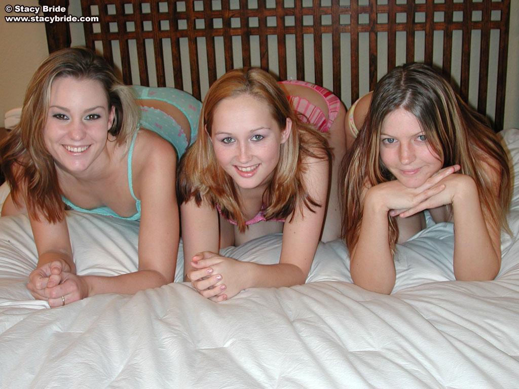 Bilder von stacy bride hängen im Bett mit ihren Freundinnen
 #60006624