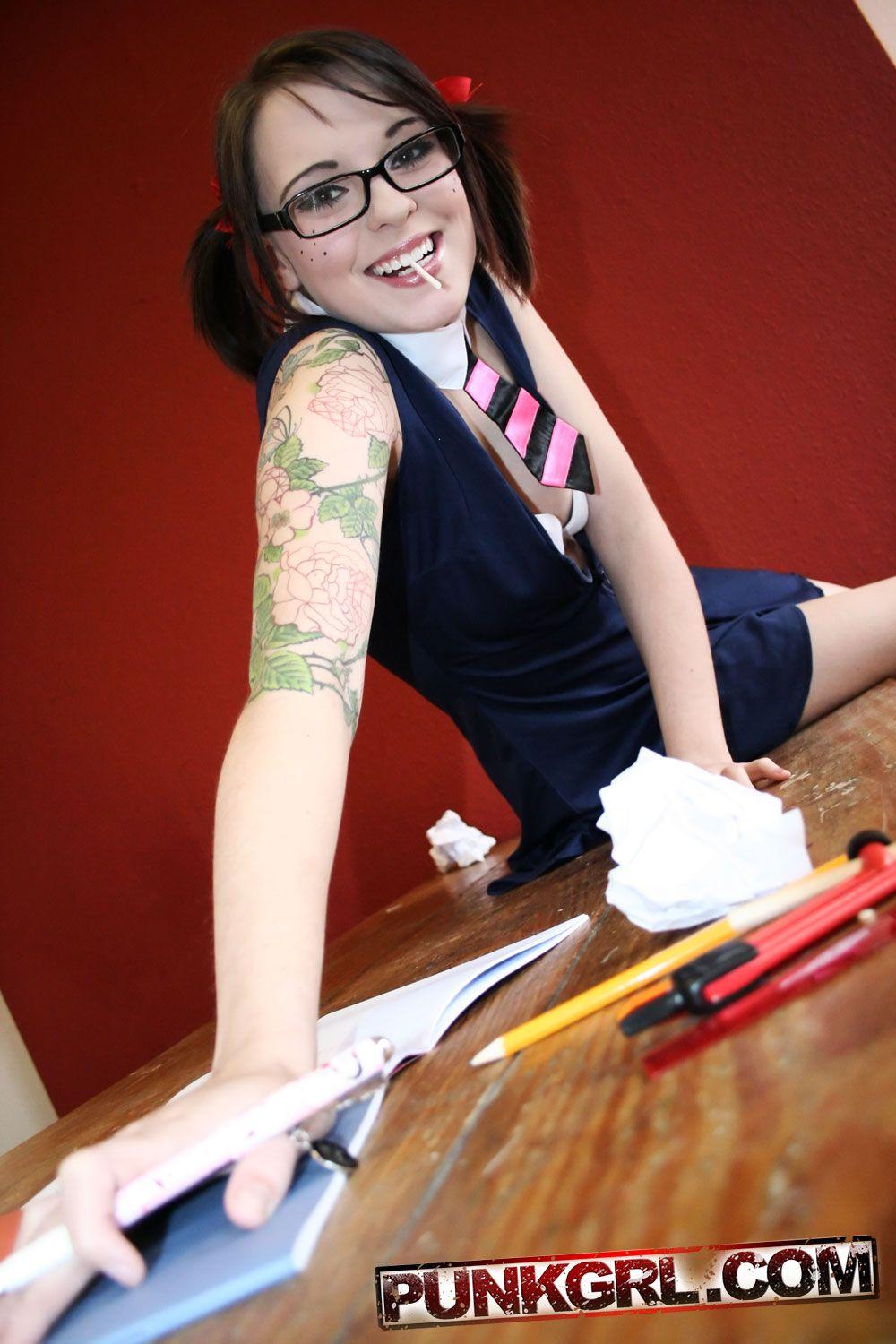 Bilder von einem heißen Punk-Schulmädchen mit einem Lollipop
 #60763770