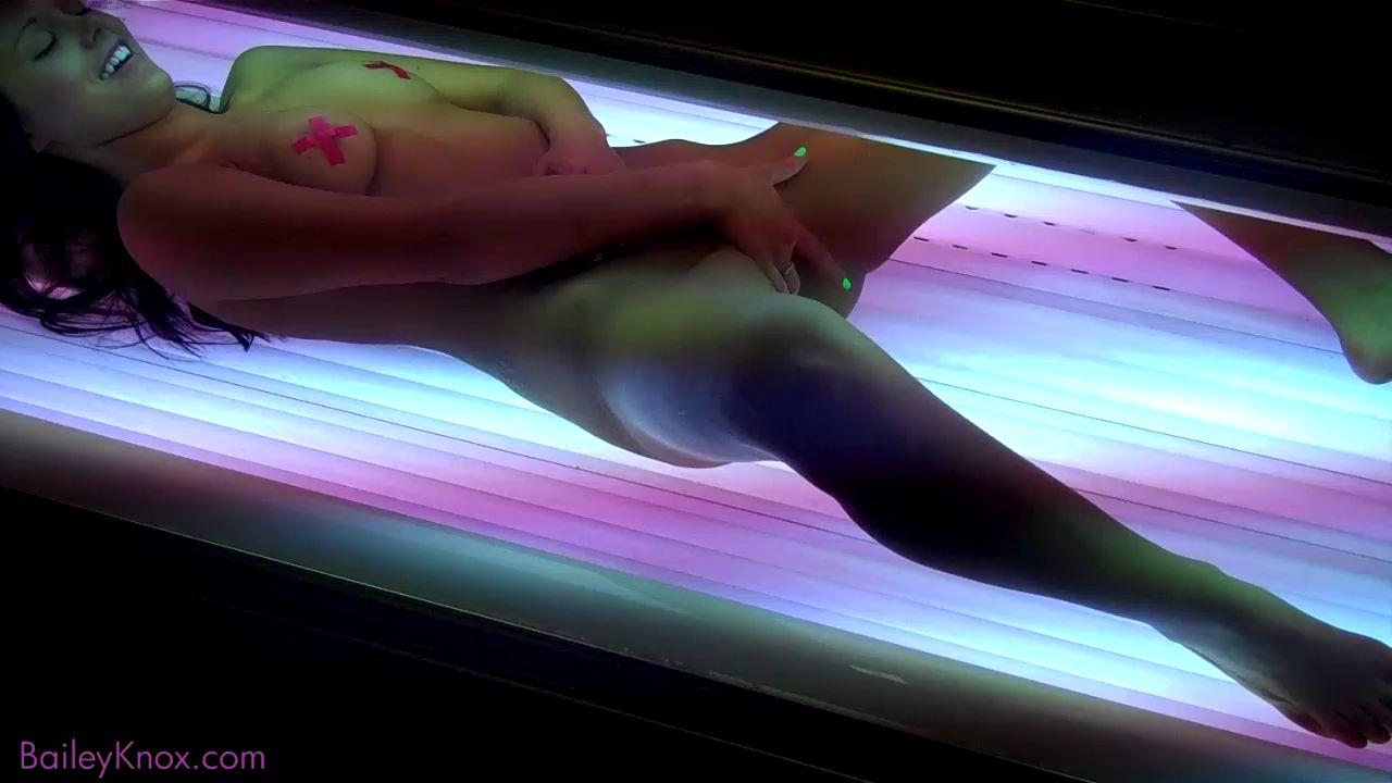 Screencaps of Bailey Knox rubbing one out in a tanning bed #53399810