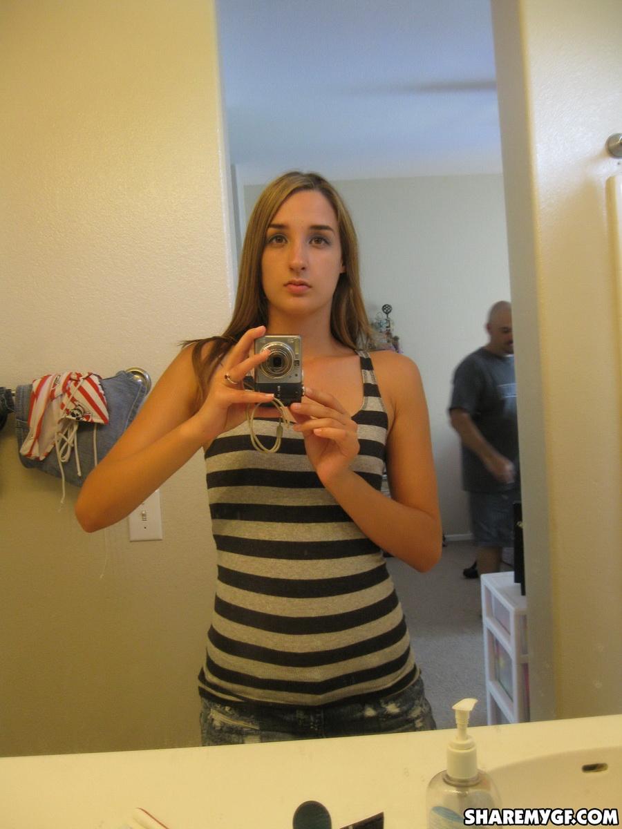 Une petite amie mignonne montre ses petits seins et son cul rond en prenant des photos dans un miroir
 #60792330