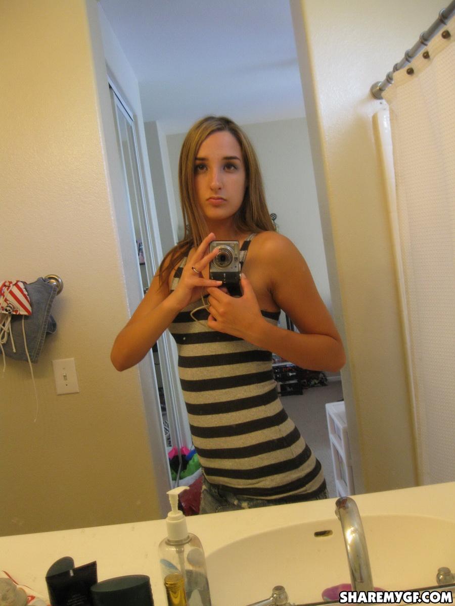 Une petite amie mignonne montre ses petits seins et son cul rond en prenant des photos dans un miroir
 #60792346