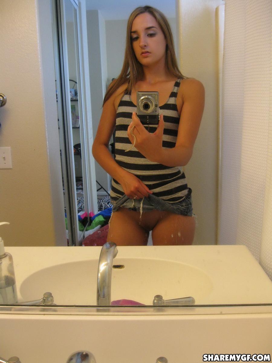 Une petite amie mignonne montre ses petits seins et son cul rond en prenant des photos dans un miroir
 #60792383