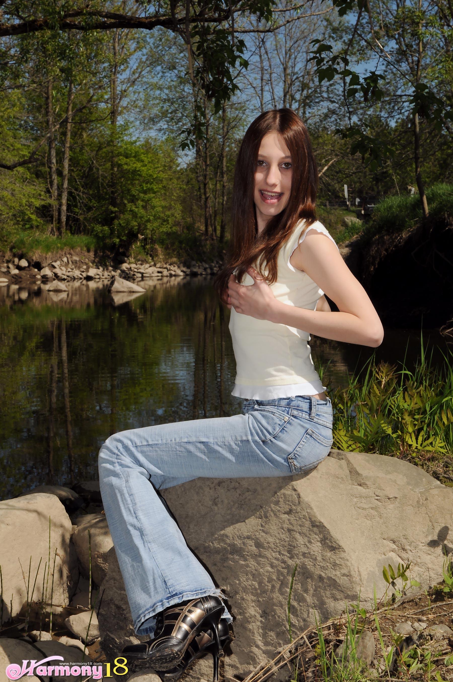Bilder von Teen Girl Harmony 18, die draußen ihre Hose auszieht
 #54705204