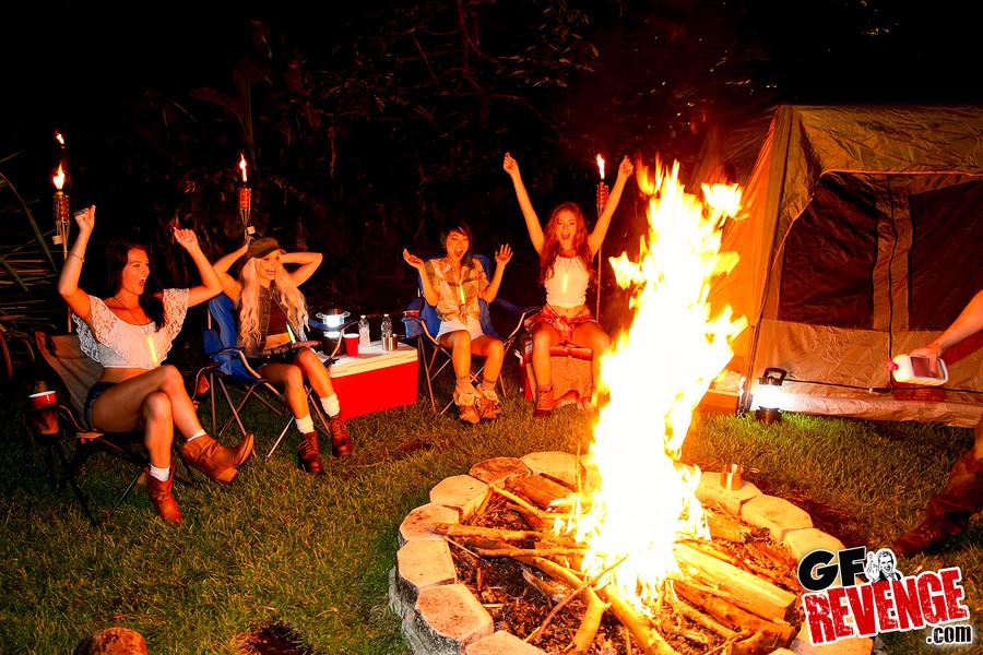Saya Song et ses amies s'envoient en l'air près d'un feu de camp pendant leur séjour en camping.
 #60485001