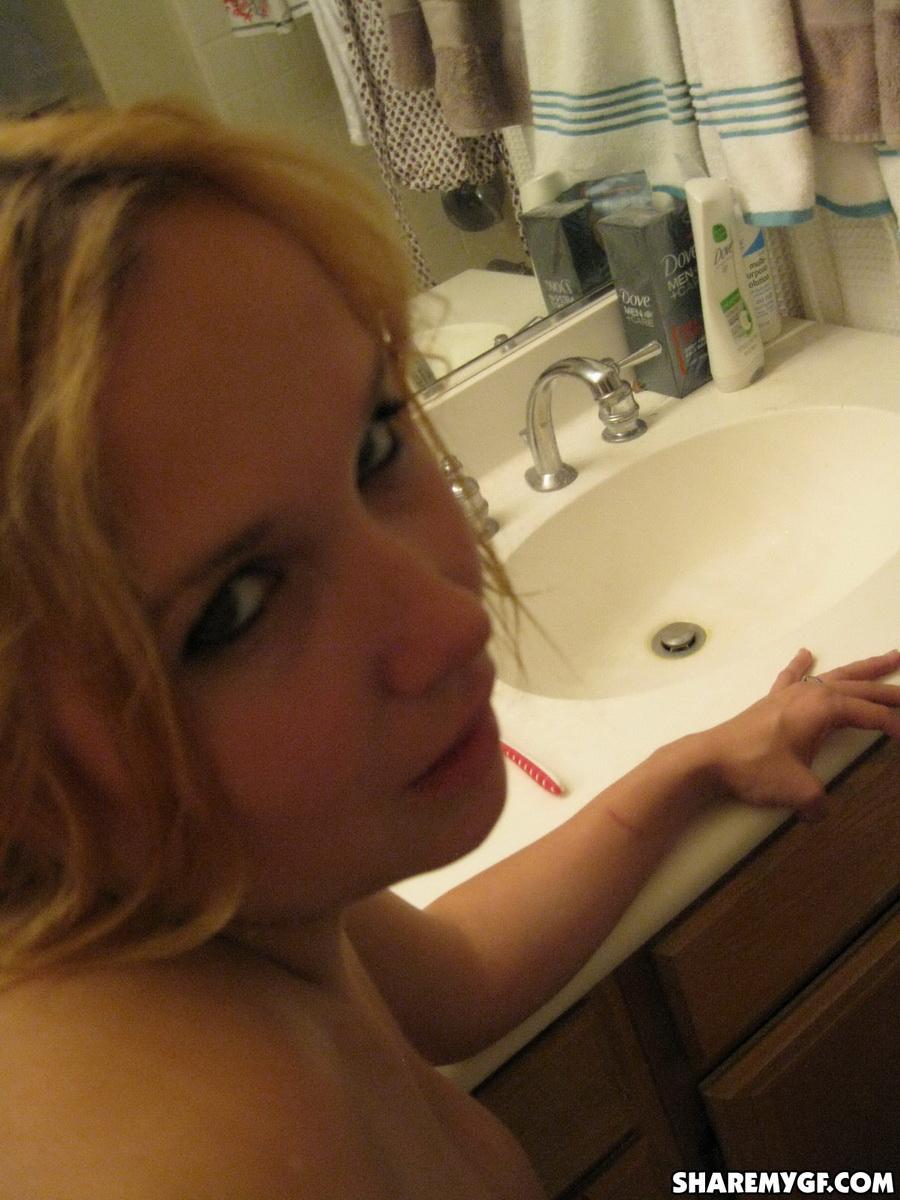 Busty blonde Freundin nimmt selfshot Bilder von ihren riesigen natürlichen Titten
 #60792183