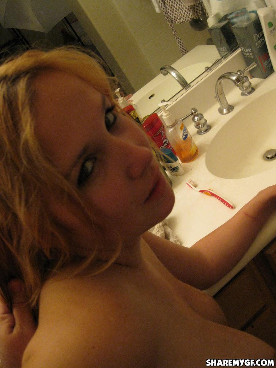 Une copine blonde bien roulée prend des photos de ses énormes seins naturels.
 #60792199