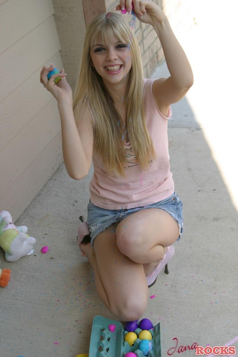 Joyeux Pâques de la part de la jeune blonde sexy Jana Rock.
 #55083871