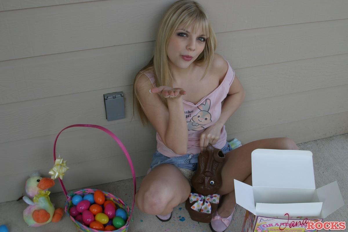 Joyeux Pâques de la part de la jeune blonde sexy Jana Rock.
 #55084094