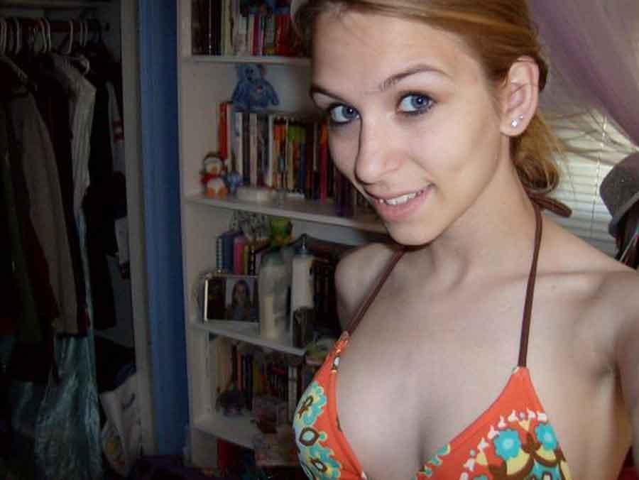 Picture gallery of a sexy amateur chick's selfpics #61970271