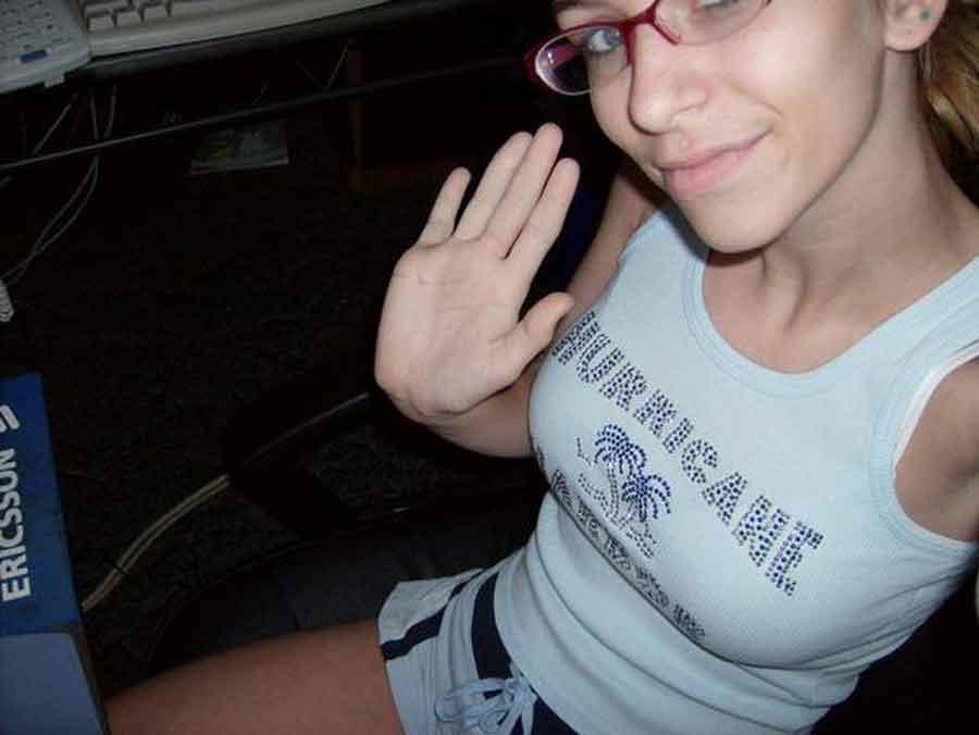 Picture gallery of a sexy amateur chick's selfpics #61970284