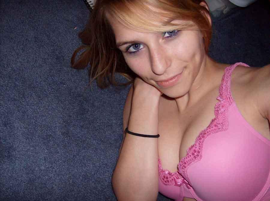 Picture gallery of a sexy amateur chick's selfpics #61970381