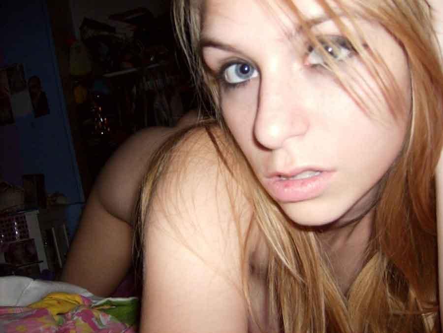 Picture gallery of a sexy amateur chick's selfpics #61970470