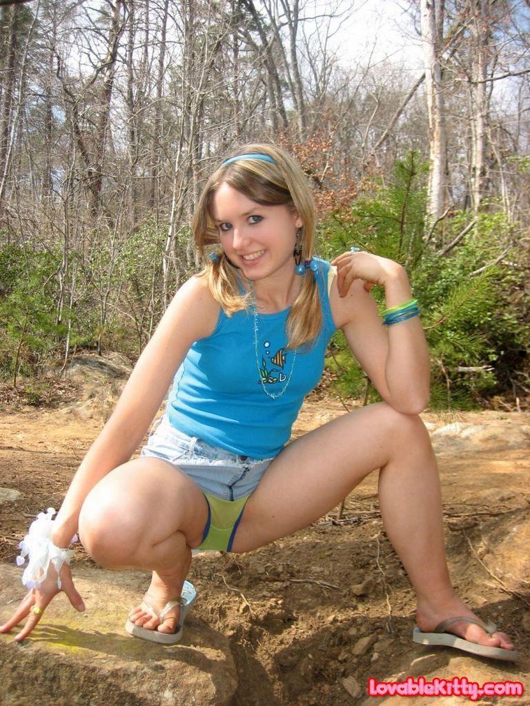 Bilder von liebenswerten Kitty Flashen ihre Brüste und Höschen außerhalb
 #58763441
